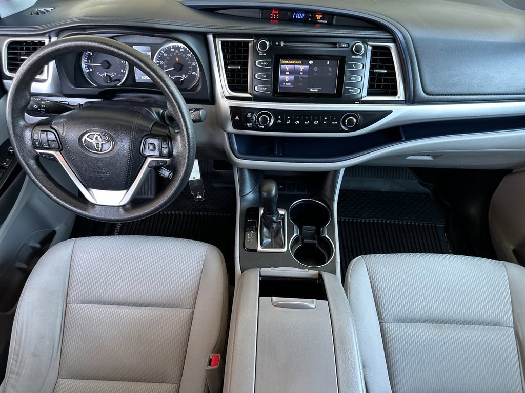 Used 2019 Toyota Highlander LE FWD image 12