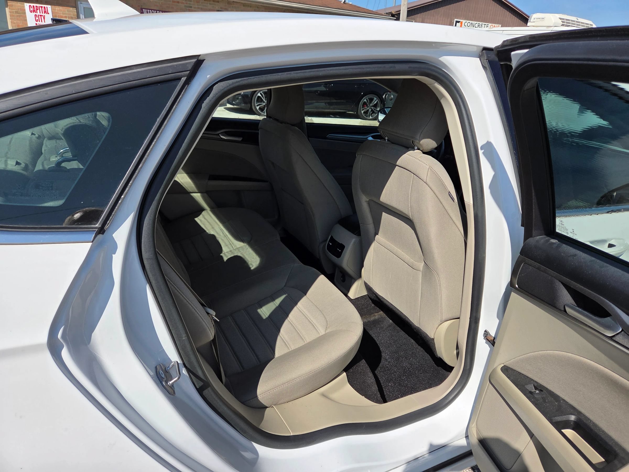 Used 2019 Ford Fusion SE FWD image 22