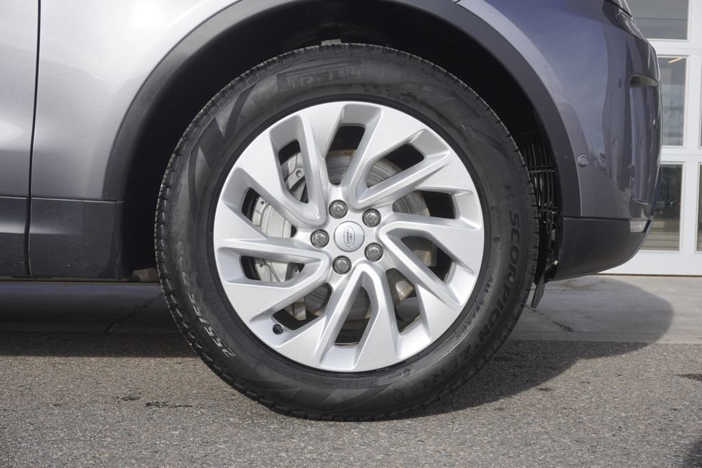 Used 2025 Land Rover Discovery S image 35