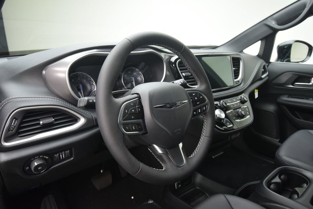 New 2025 Chrysler Pacifica Select image 23