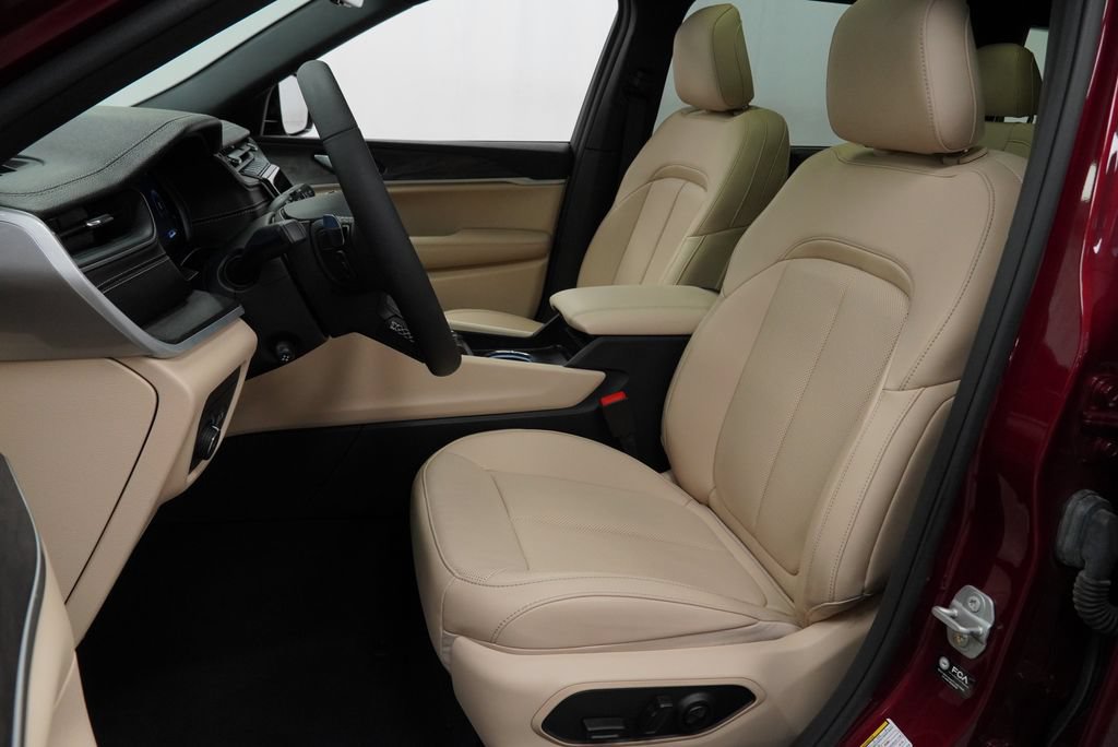 Certified 2025 Jeep Grand Cherokee L Limited w/ Luxury Tech Group II AWD/4WD image 17