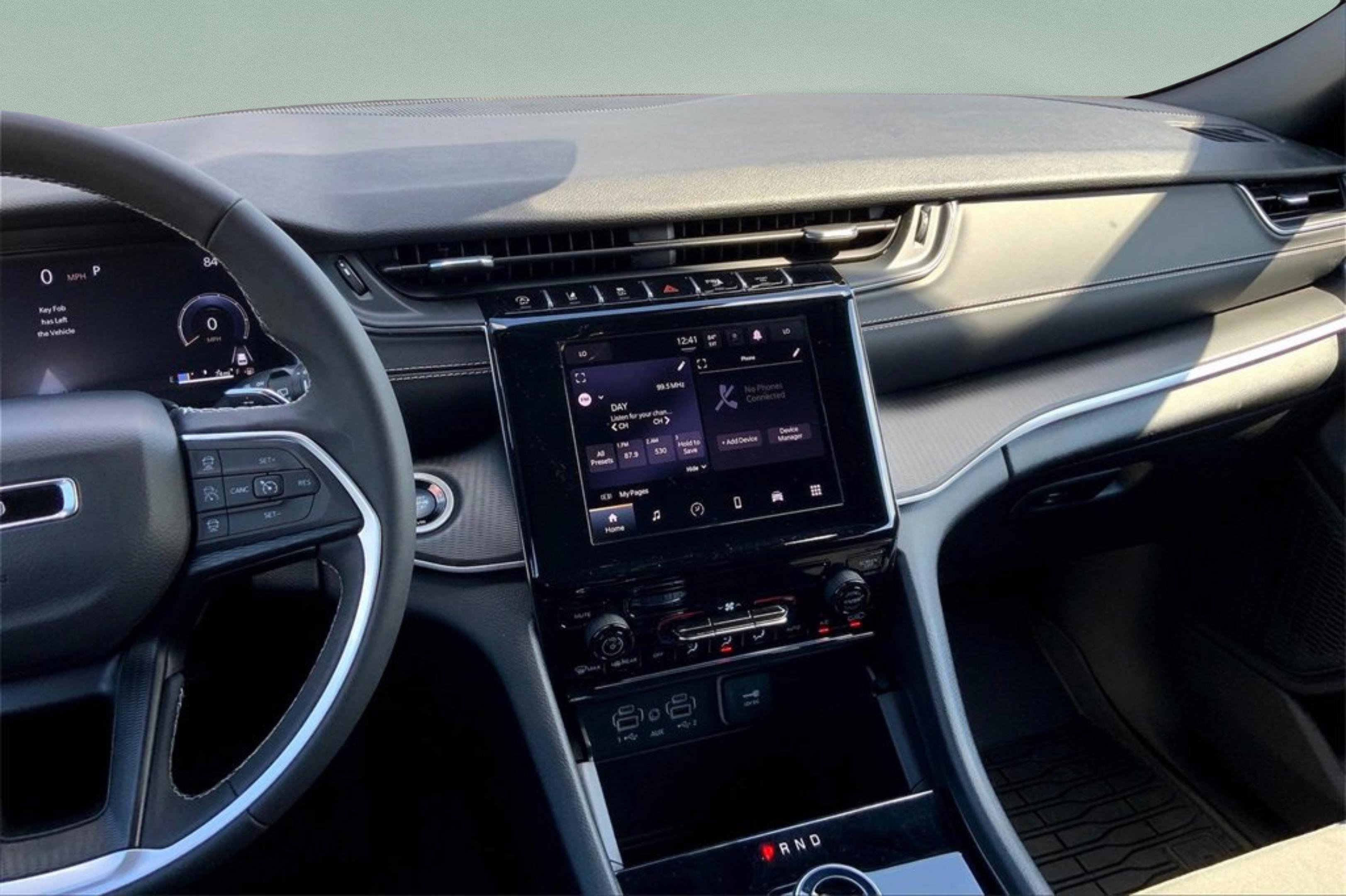 Used 2025 Jeep Grand Cherokee Laredo X image 9