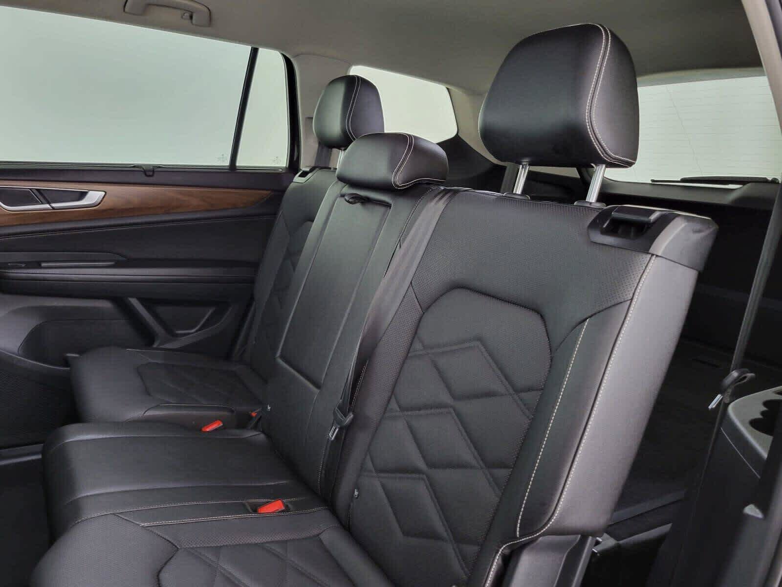 Used 2025 Volkswagen Atlas SE AWD/4WD image 19