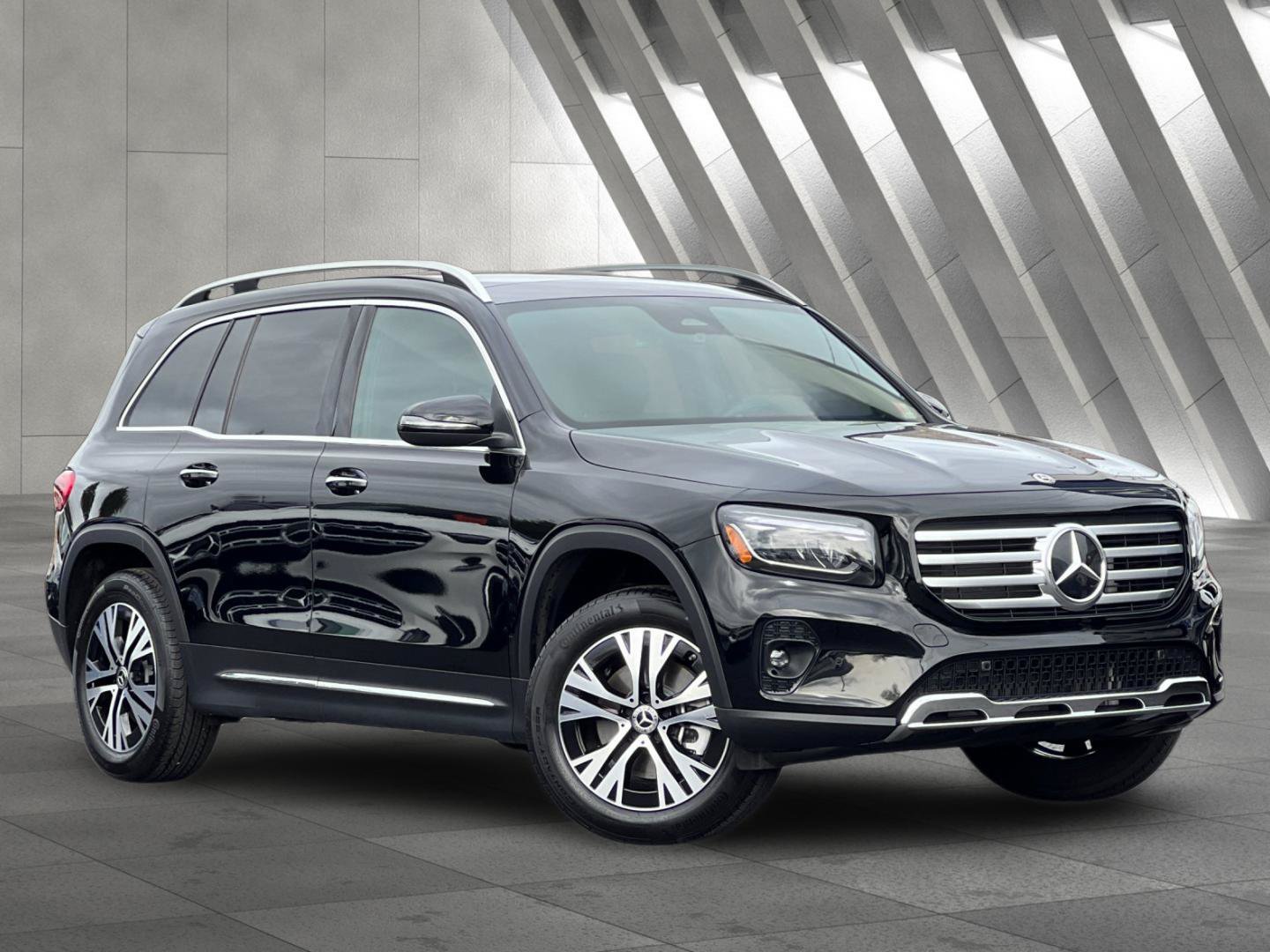 Used 2024 Mercedes-Benz GLB 250 4MATIC image 2