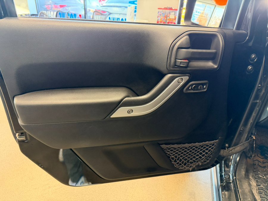 Used 2013 Jeep Wrangler Unlimited Rubicon w/ Connectivity Group image 19