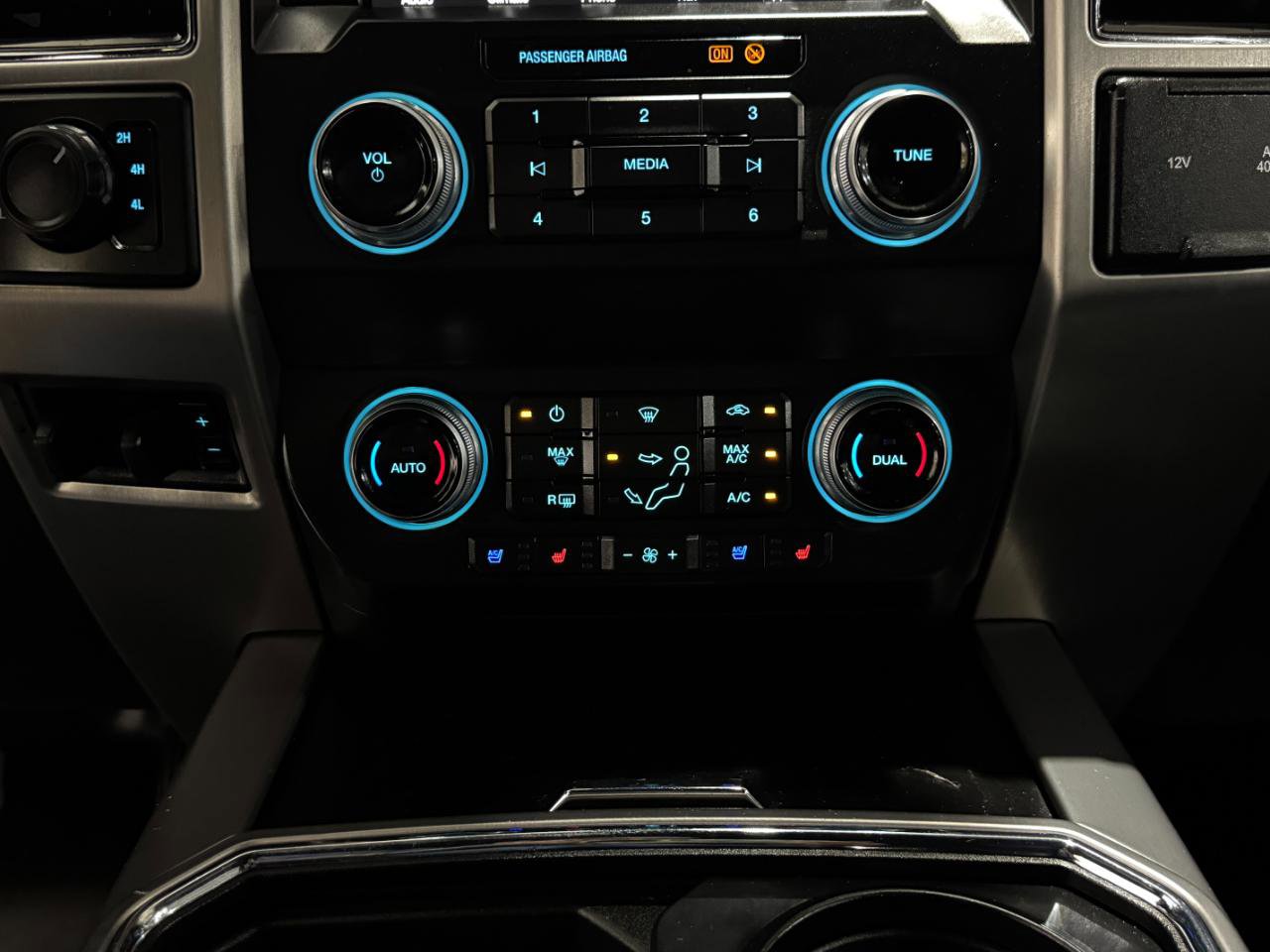 Used 2019 Ford F250 Platinum w/ Platinum Ultimate Package AWD/4WD image 28