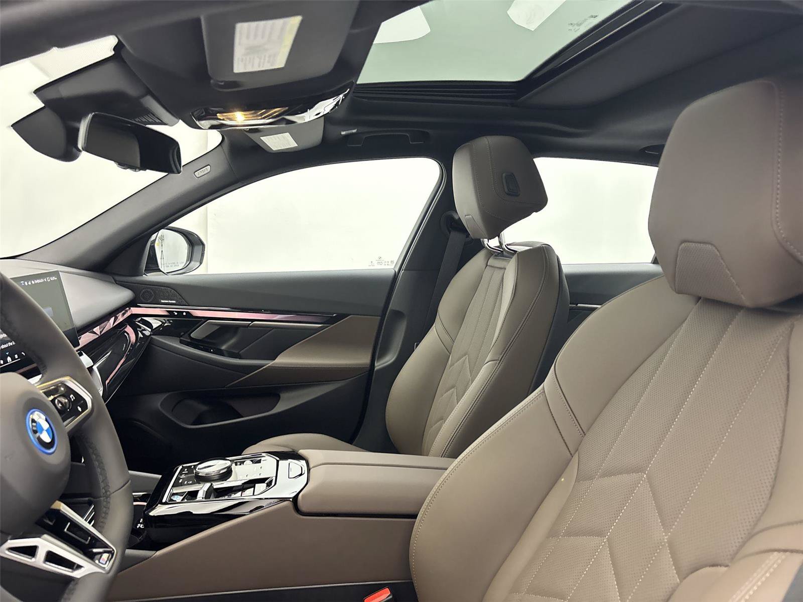 New 2027 BMW i5 xDrive40 AWD/4WD image 24
