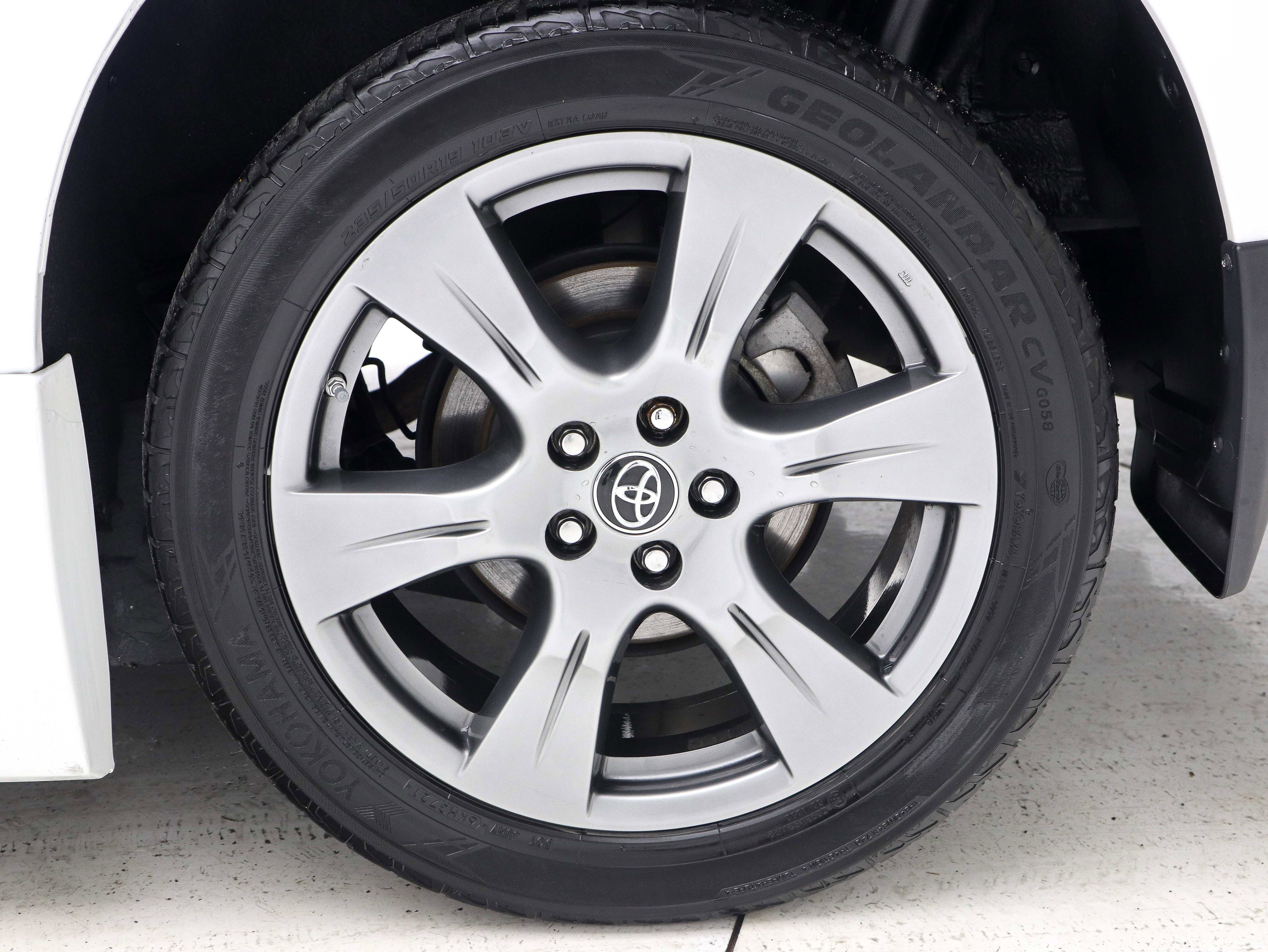 Used 2018 Toyota Sienna SE Premium w/ Carpet Mat Package image 37