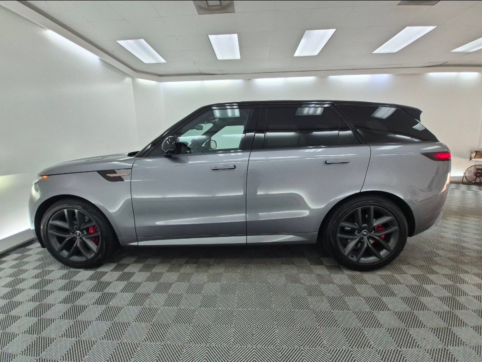 Used 2024 Land Rover Range Rover Sport Dynamic SE AWD/4WD image 2