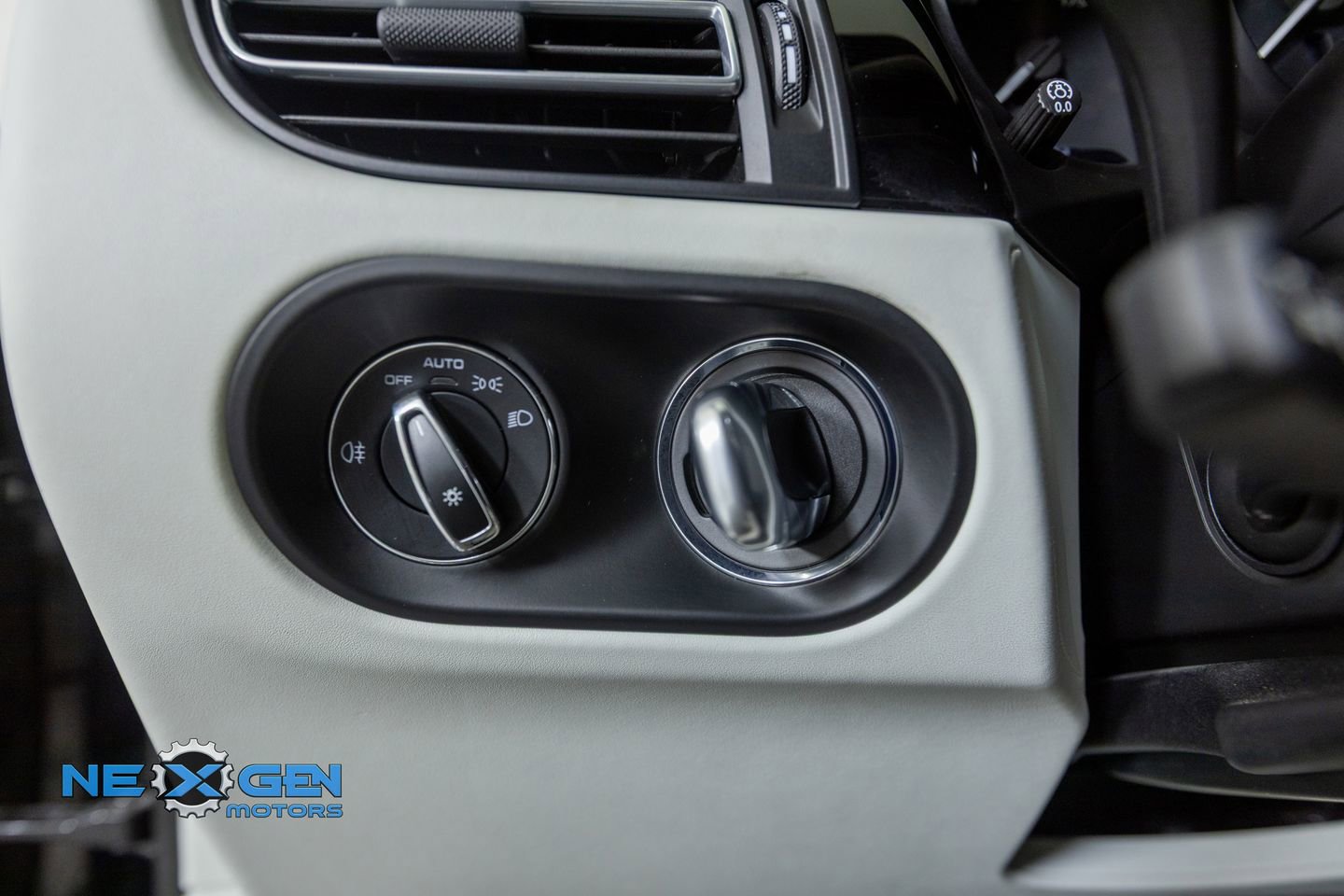 Used 2024 Porsche Macan AWD/4WD image 13