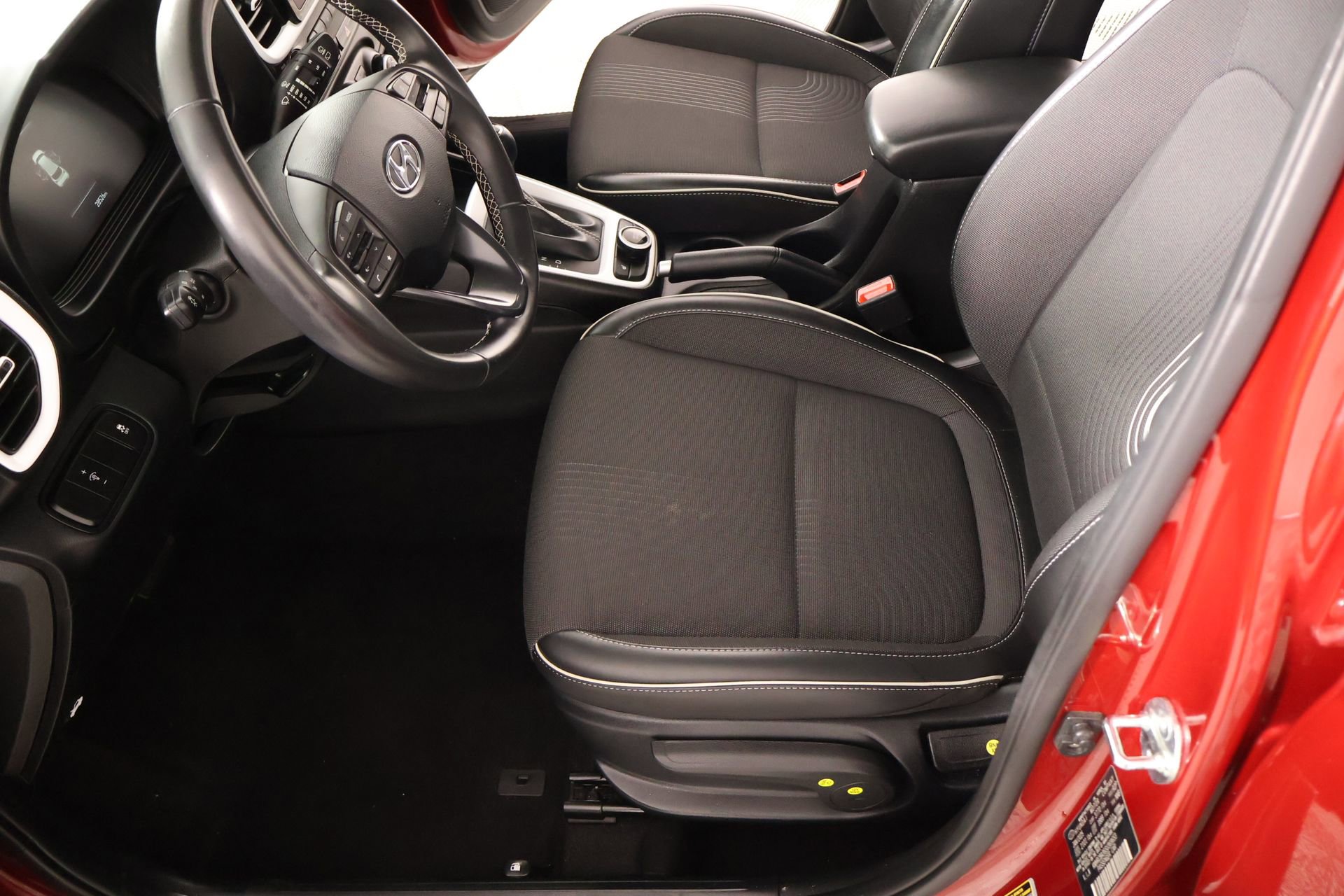 Used 2025 Hyundai Venue Limited FWD image 12