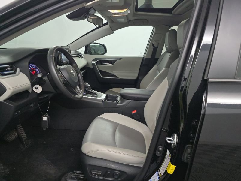 Used 2021 Toyota RAV4 XLE Premium image 4