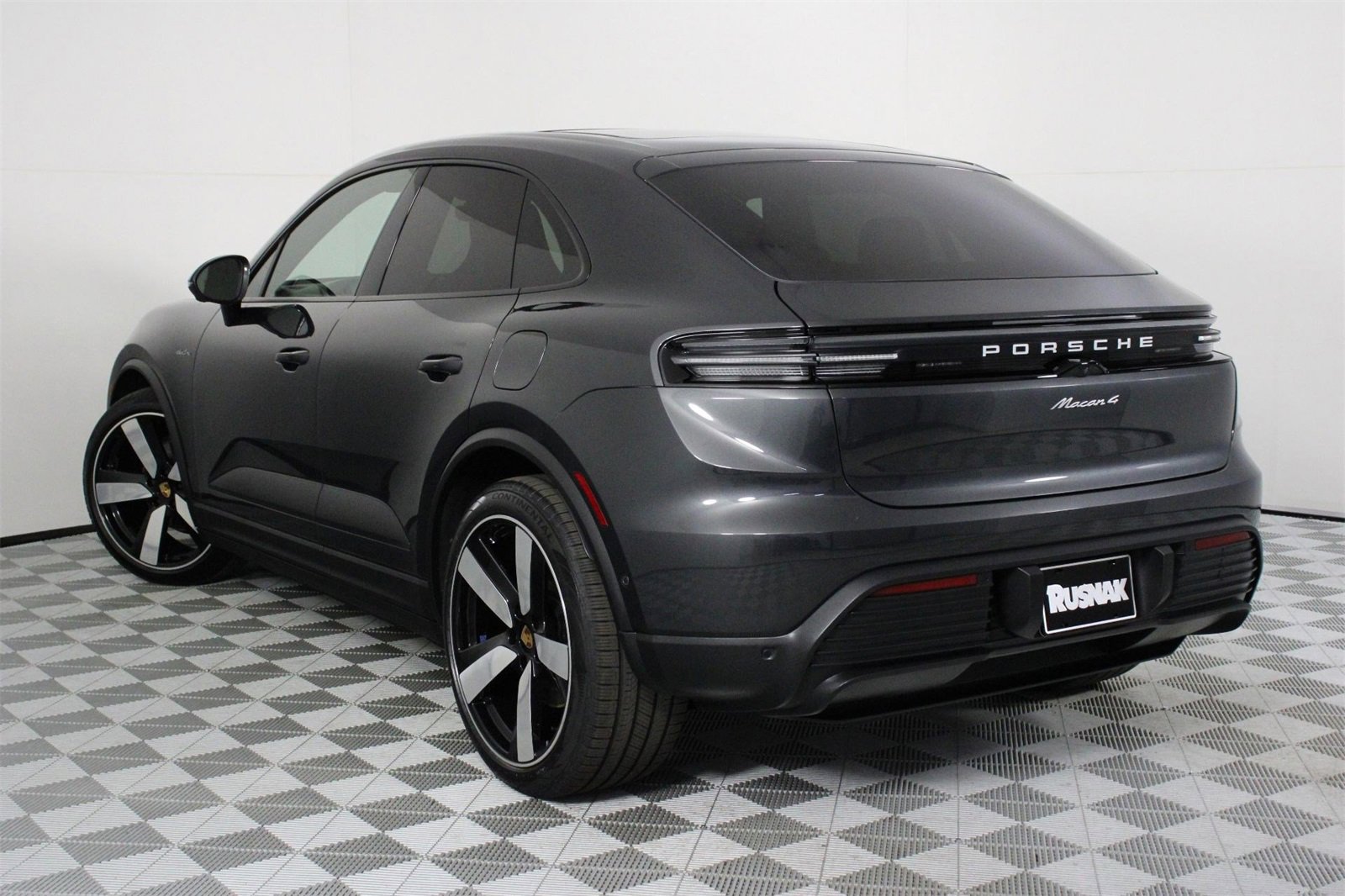 Used 2025 Porsche Macan 4 Electric image 3