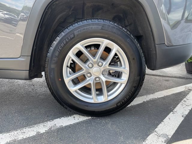 Used 2025 Jeep Grand Cherokee Laredo X AWD/4WD image 33