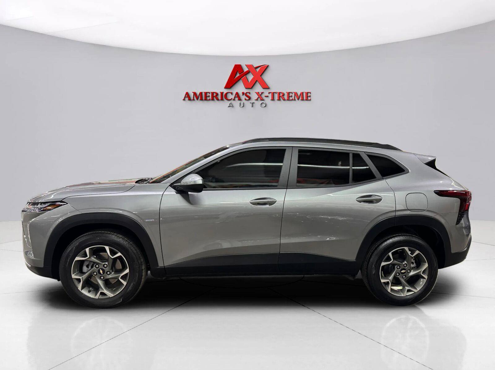 Used 2025 Chevrolet Trax LT w/ Sunroof Package FWD image 4