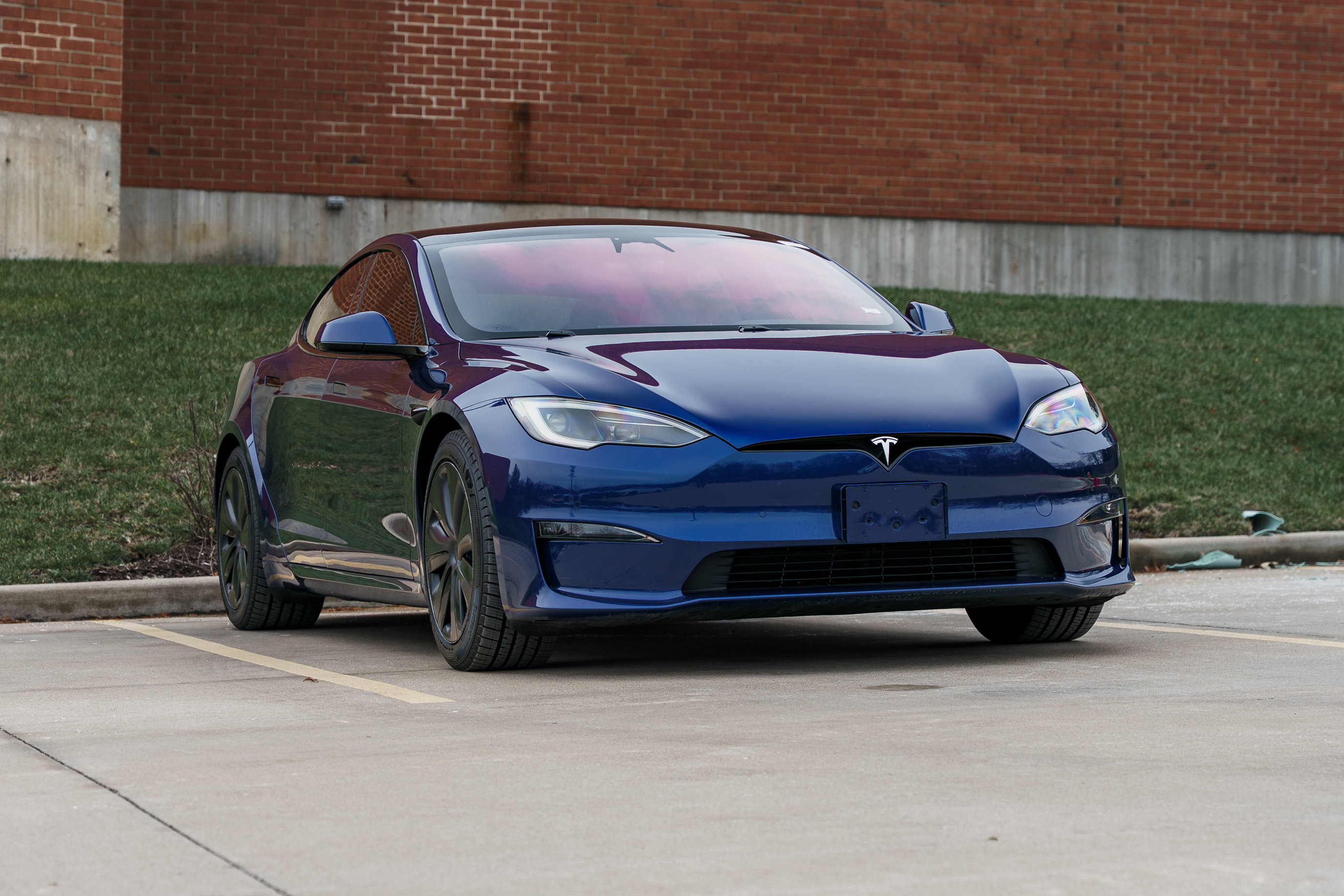 Used 2023 Tesla Model S Standard Range image 1