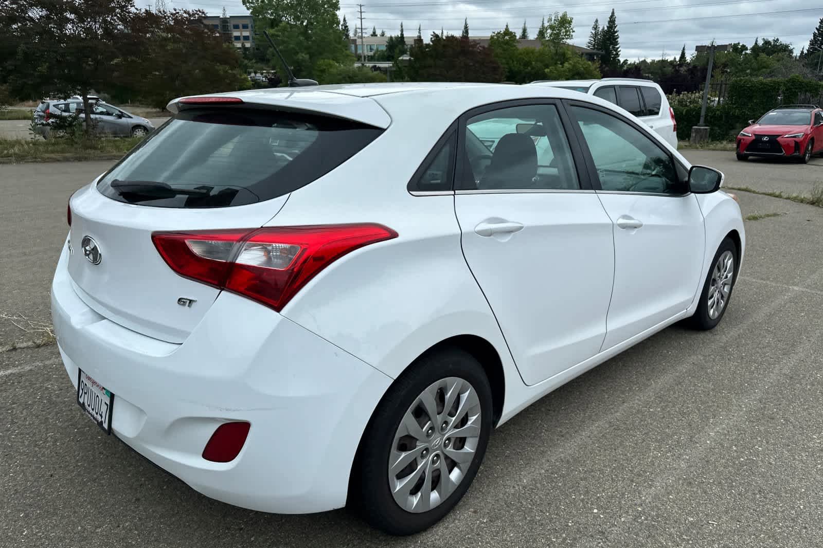 Used 2017 Hyundai Elantra GT FWD image 2