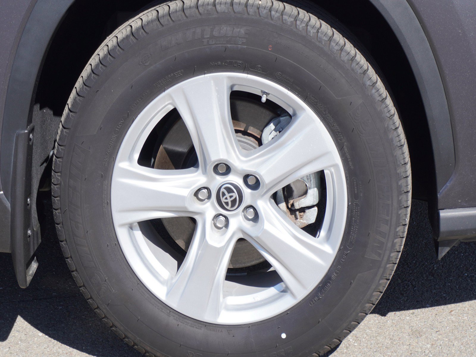 Used 2024 Toyota Highlander LE image 5