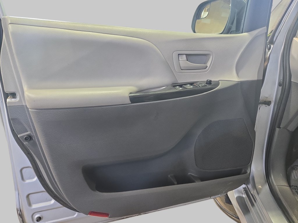 Used 2020 Toyota Sienna L FWD image 31