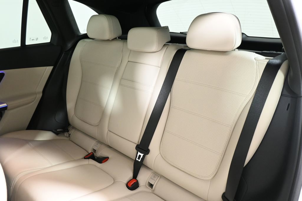 Used 2025 Mercedes-Benz GLC 300 4MATIC image 4