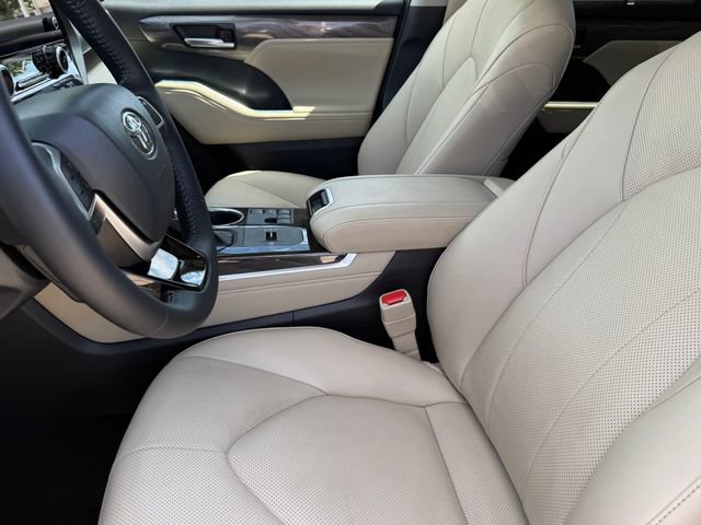 Used 2025 Toyota Highlander Limited FWD image 10