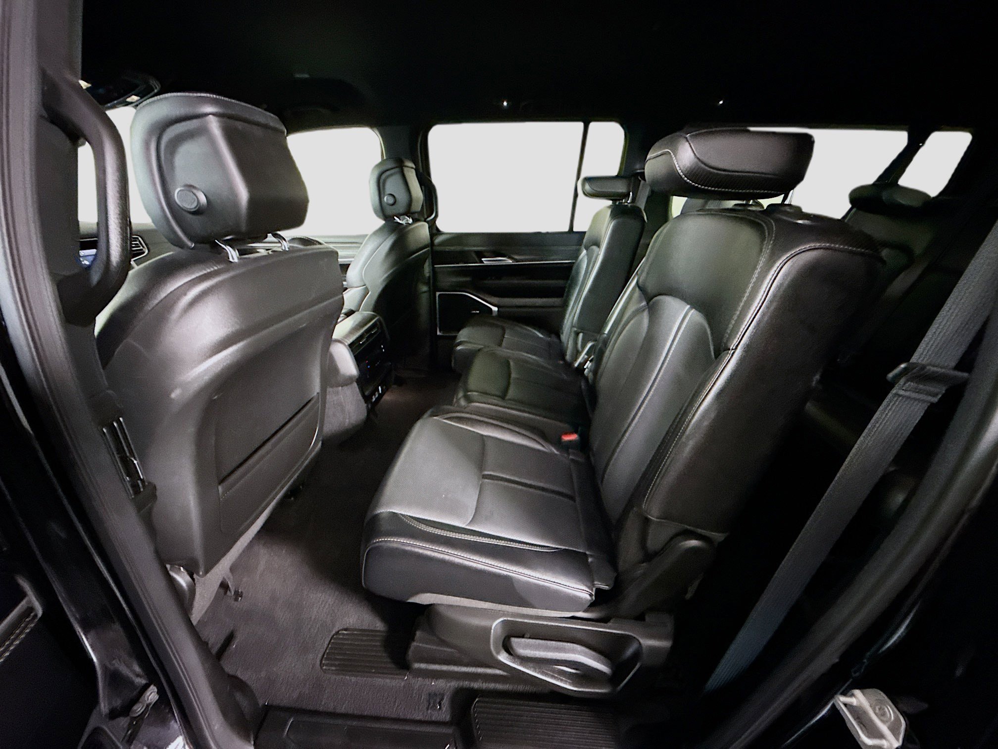 Used 2024 Jeep Wagoneer L Series II RWD image 25