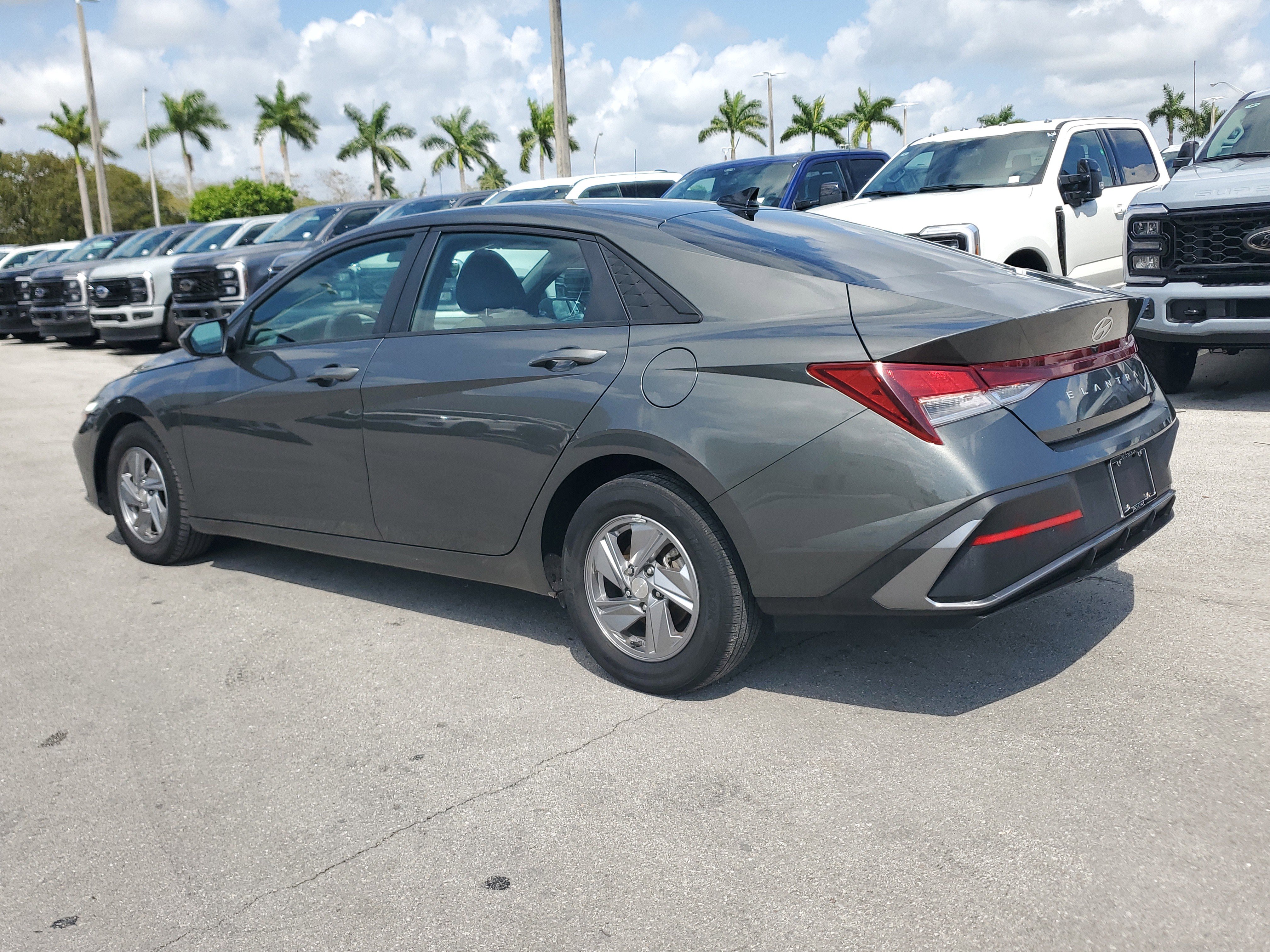 Used 2024 Hyundai Elantra SE FWD image 7