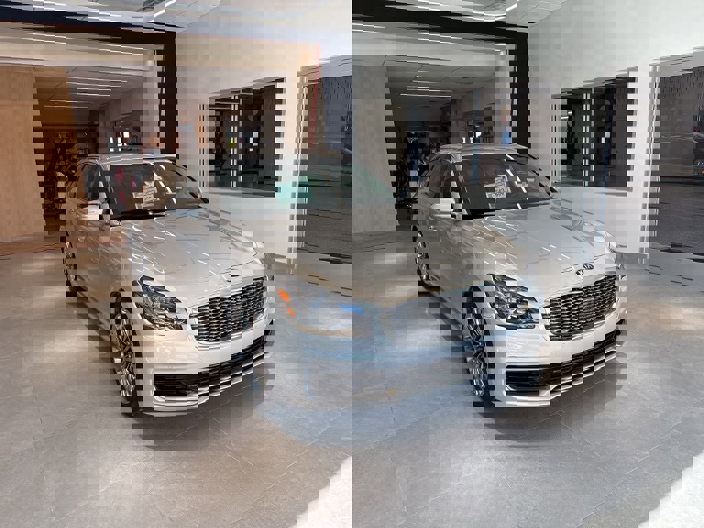 Used 2020 Kia K900 Luxury image 3