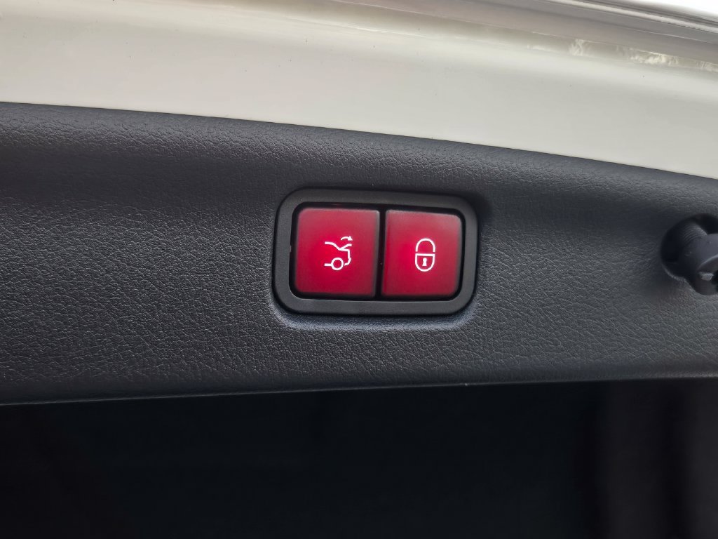 Used 2023 Mercedes-Benz C 300 Sedan image 35
