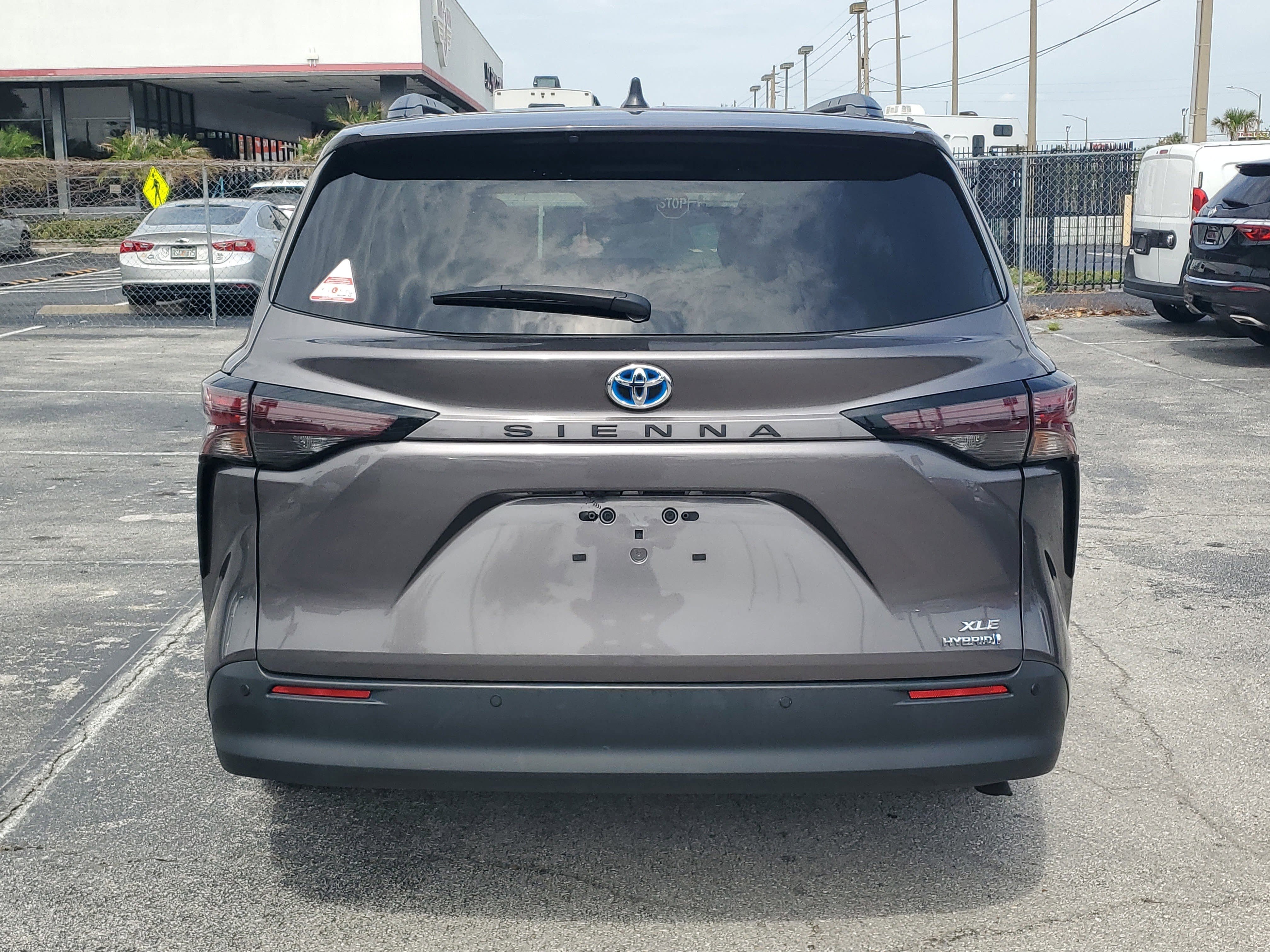 Used 2024 Toyota Sienna XLE FWD image 6