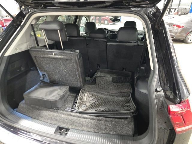 Used 2023 Volkswagen Tiguan SE w/ Panoramic Sunroof Package image 12