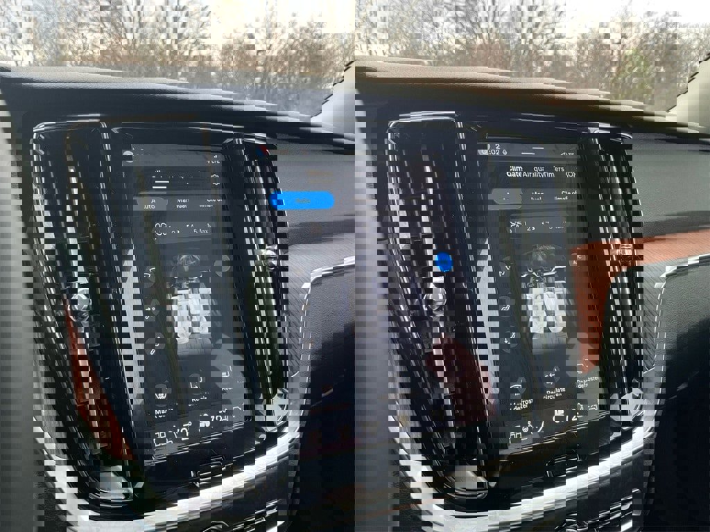 Certified 2025 Volvo S60 B5 Plus image 22