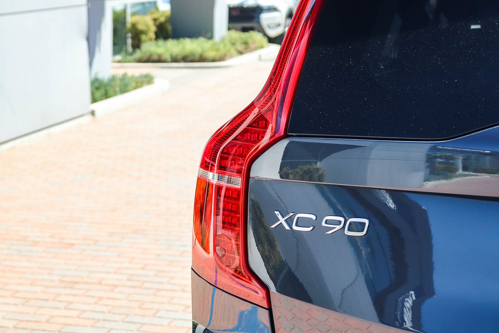Used 2025 Volvo XC90 T8 Plus w/ Protection Package Premier AWD/4WD image 9