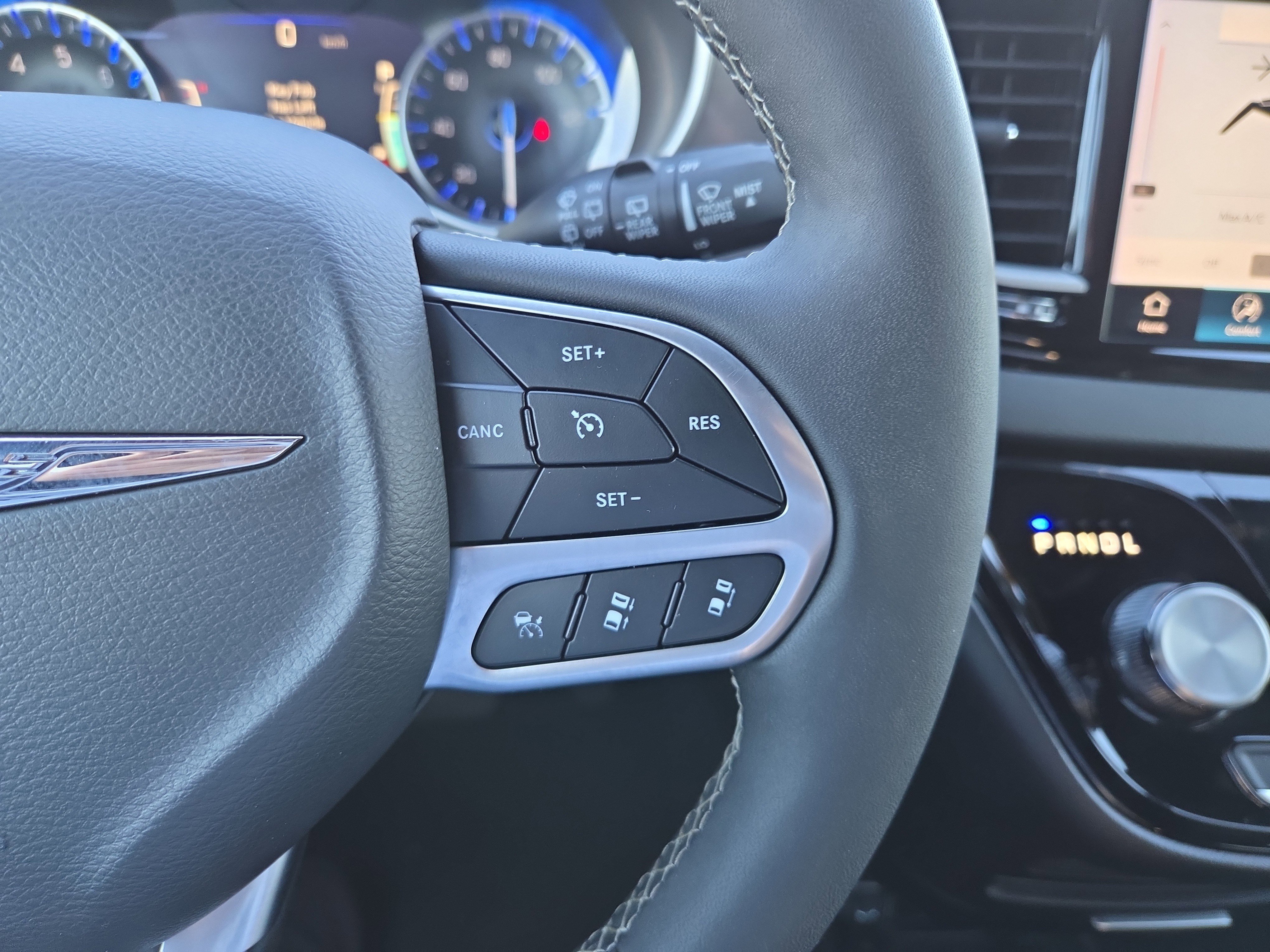 Used 2025 Chrysler Pacifica Select image 14