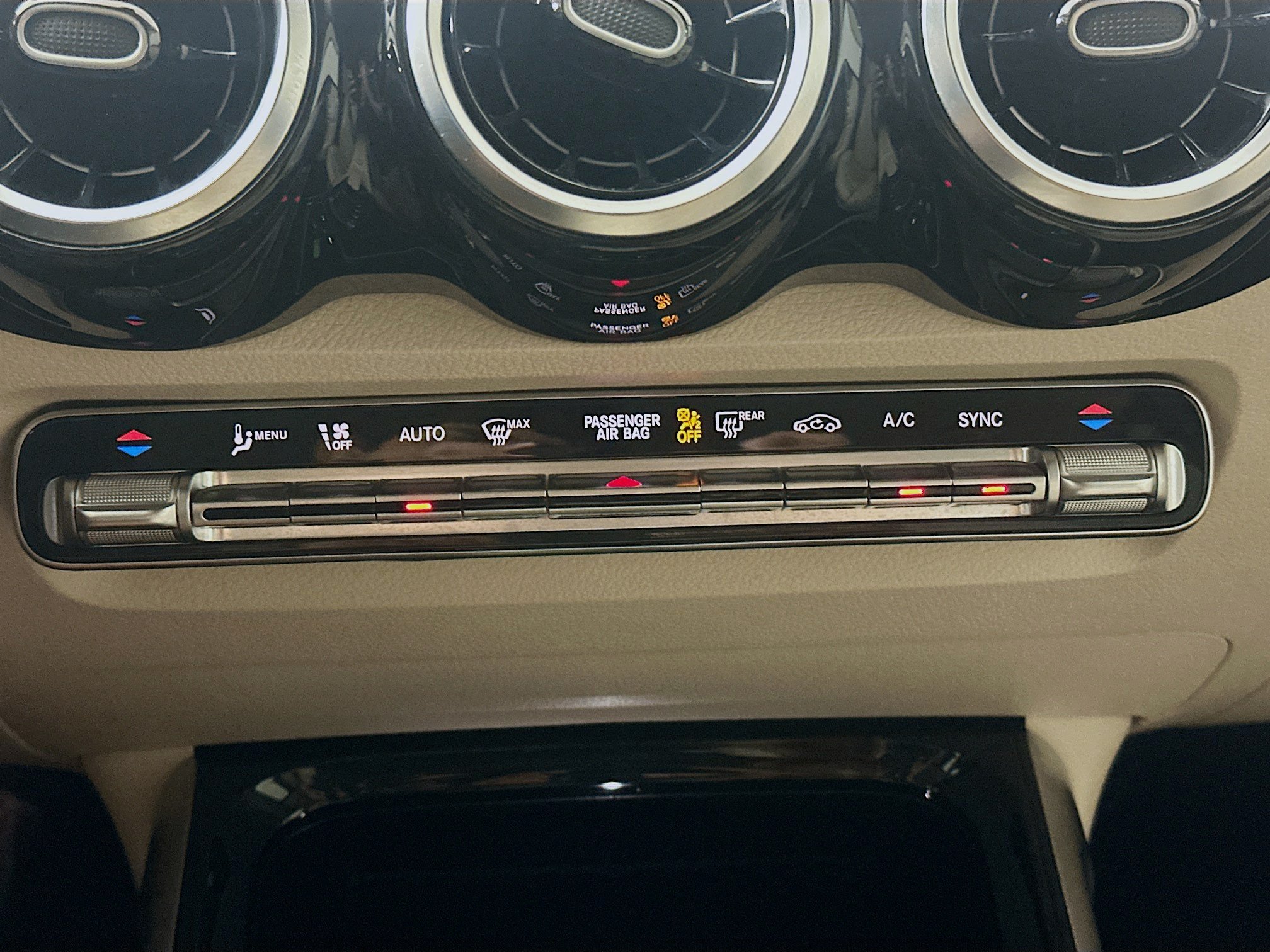 Used 2022 Mercedes-Benz GLB 250 4MATIC image 23