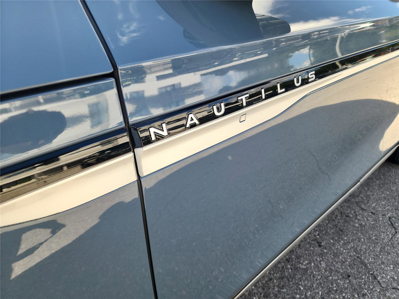 Used 2025 Lincoln Nautilus Premier image 10