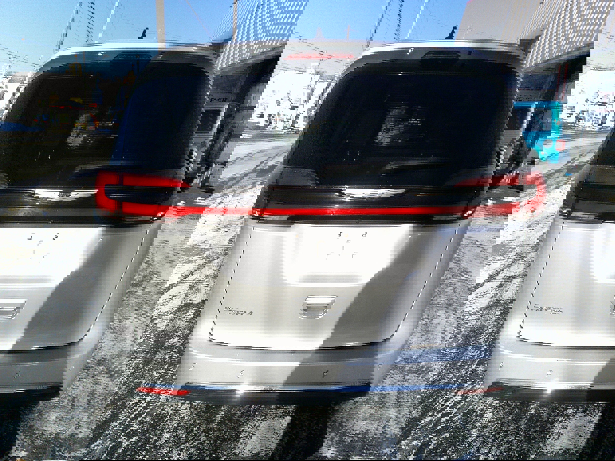 Used 2024 Chrysler Pacifica Touring-L image 4