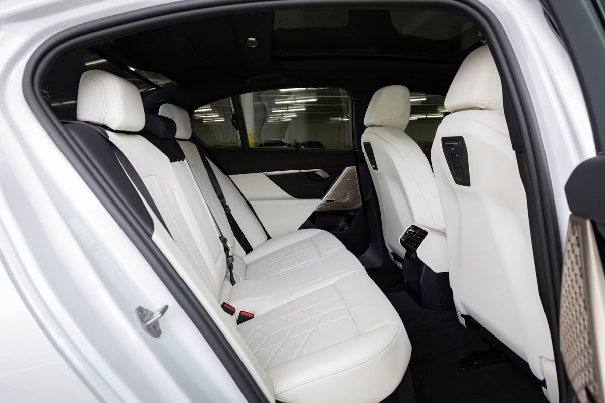 New 2026 BMW 550e xDrive w/ Executive Package AWD/4WD image 28