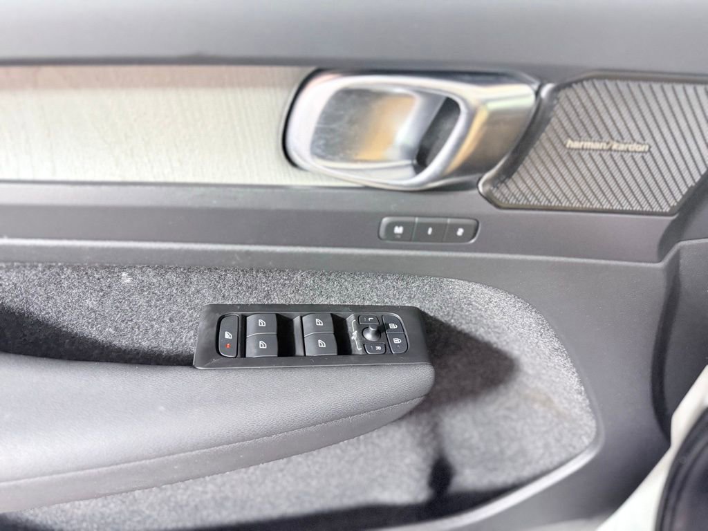 Used 2022 Volvo XC40 T5 Inscription w/ Climate Package image 16