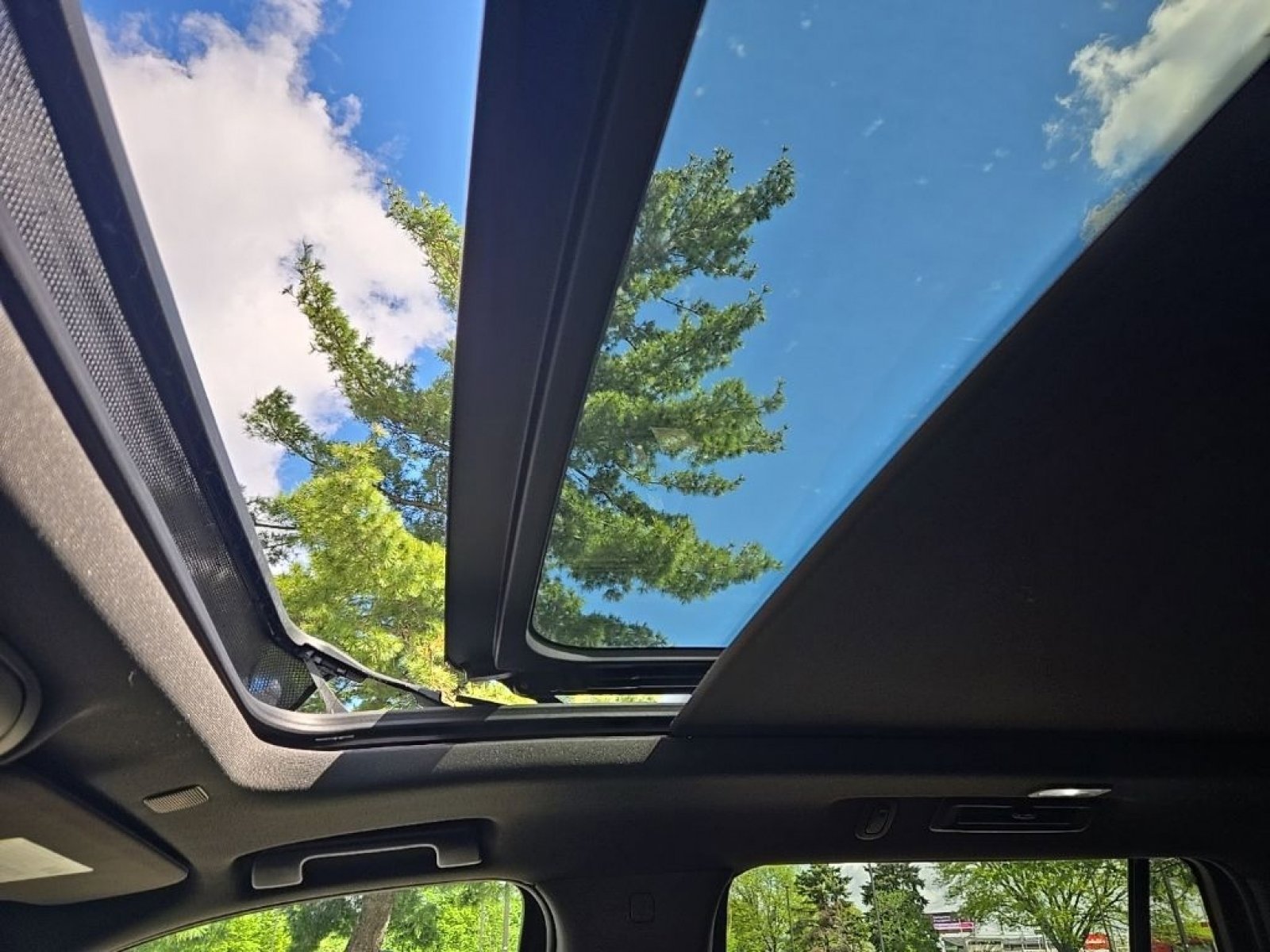 Used 2021 Chevrolet Tahoe Z71 w/ Z71 Off-Road Package AWD/4WD image 26