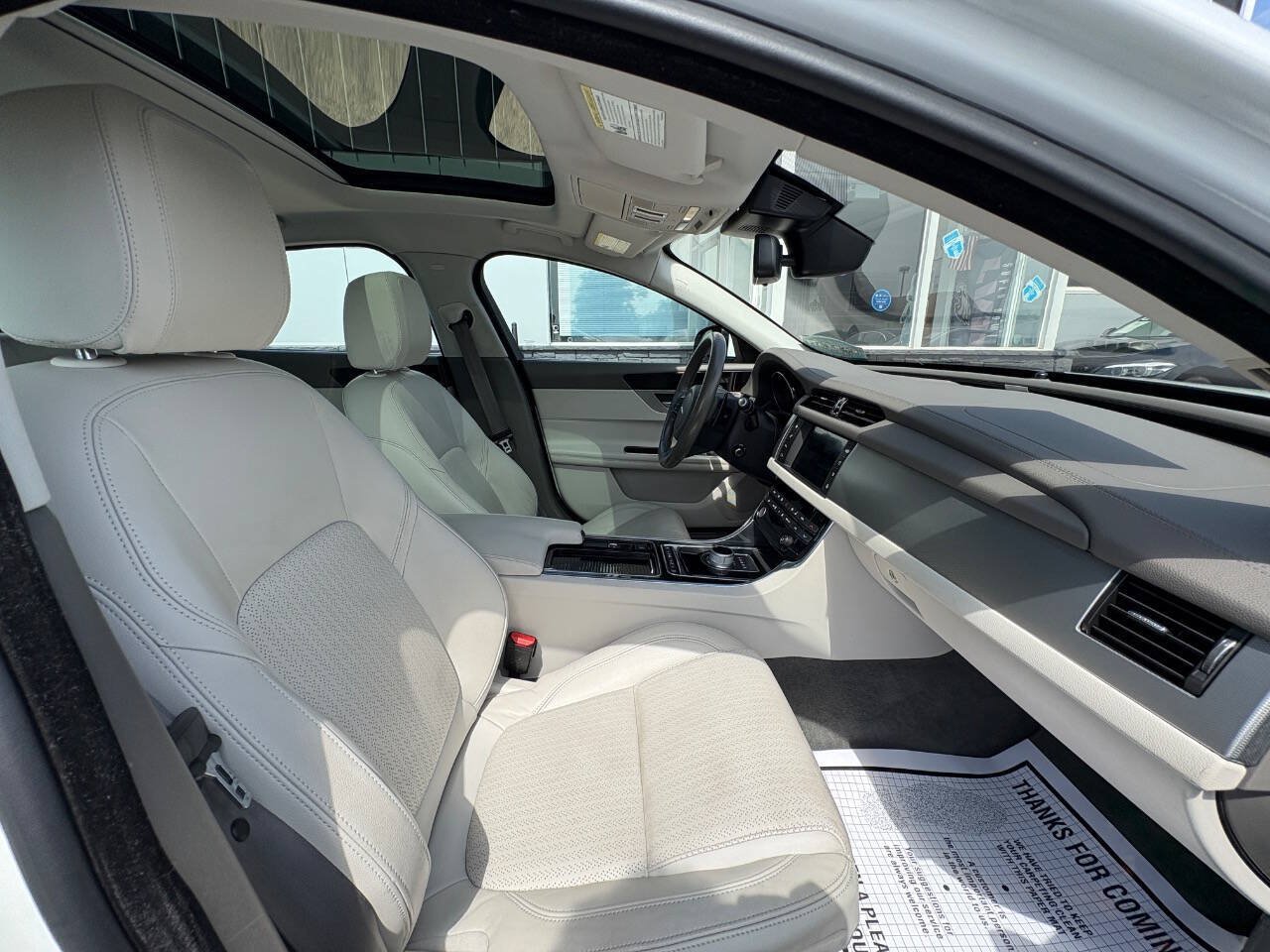 Used 2016 Jaguar XF Prestige AWD/4WD image 13