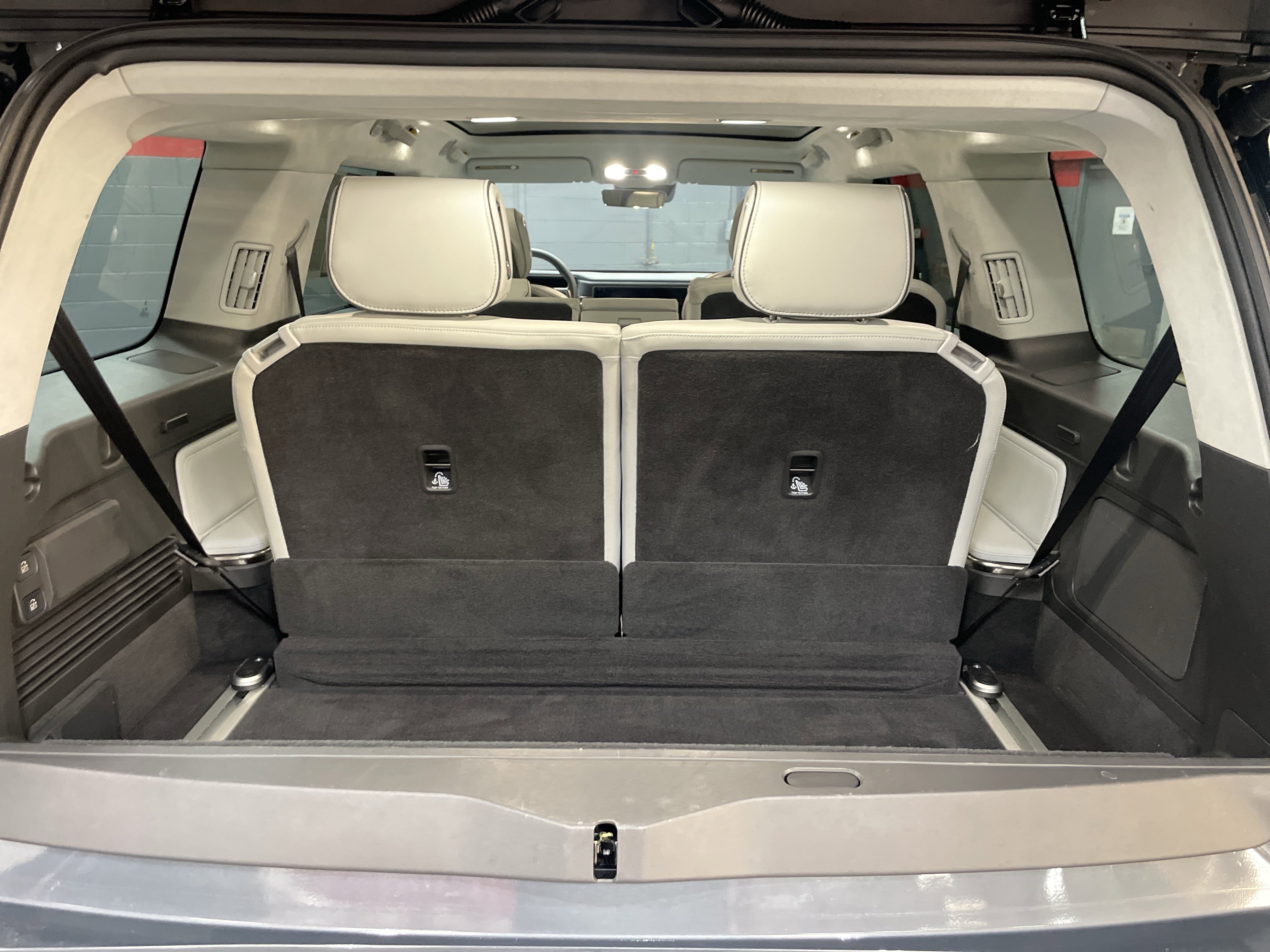 Used 2024 Rivian R1S Adventure image 34