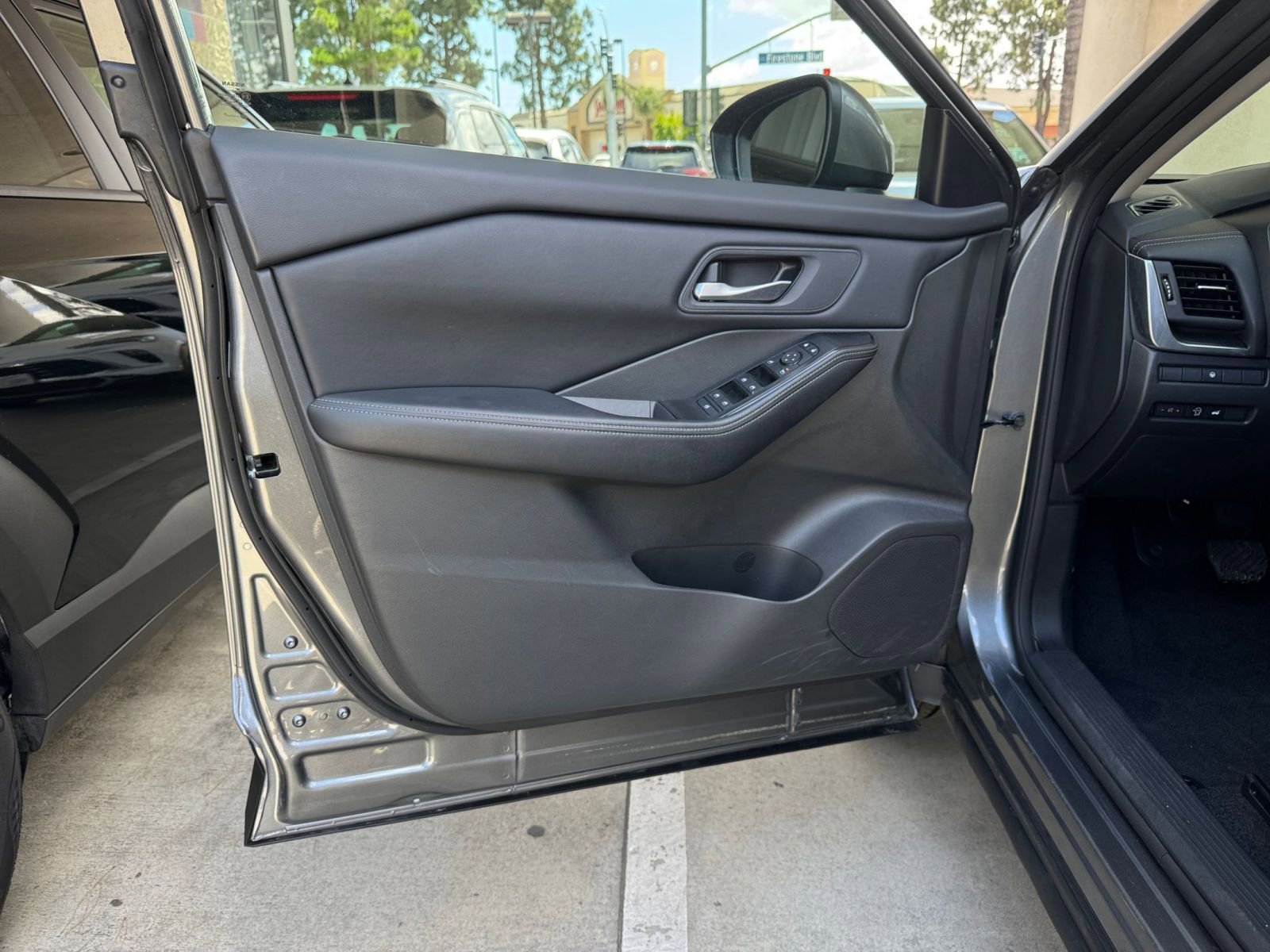 Used 2025 Nissan Rogue SV FWD image 18