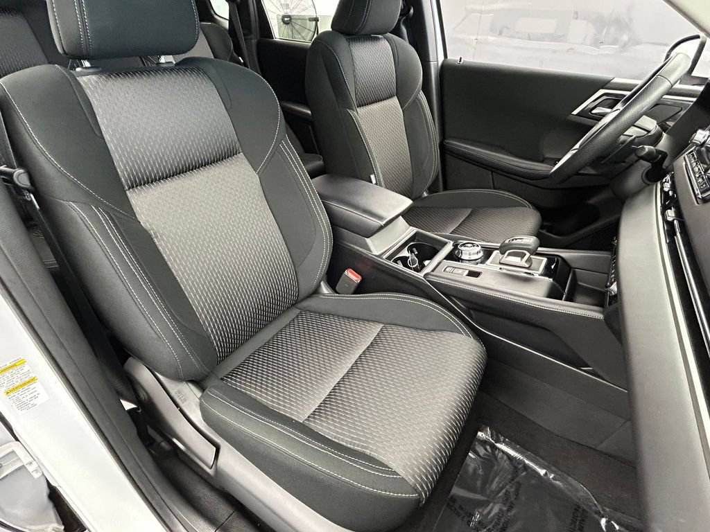 Used 2024 Mitsubishi Outlander ES FWD image 17