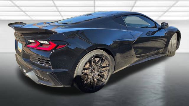 Used 2025 Chevrolet Corvette Z06 RWD image 3