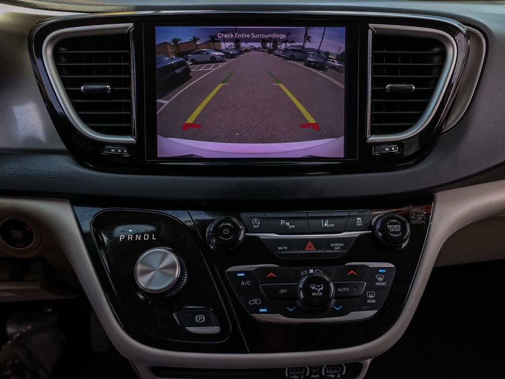 Used 2023 Chrysler Pacifica Touring-L image 29