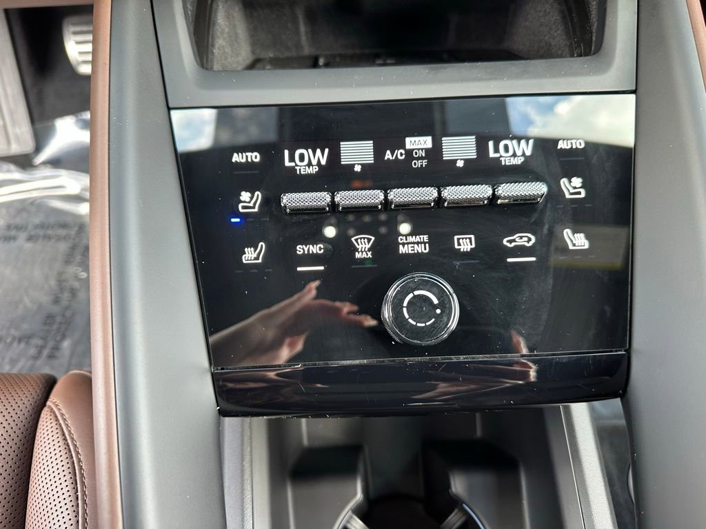 Certified 2025 Porsche Macan 4S Electric AWD/4WD image 28