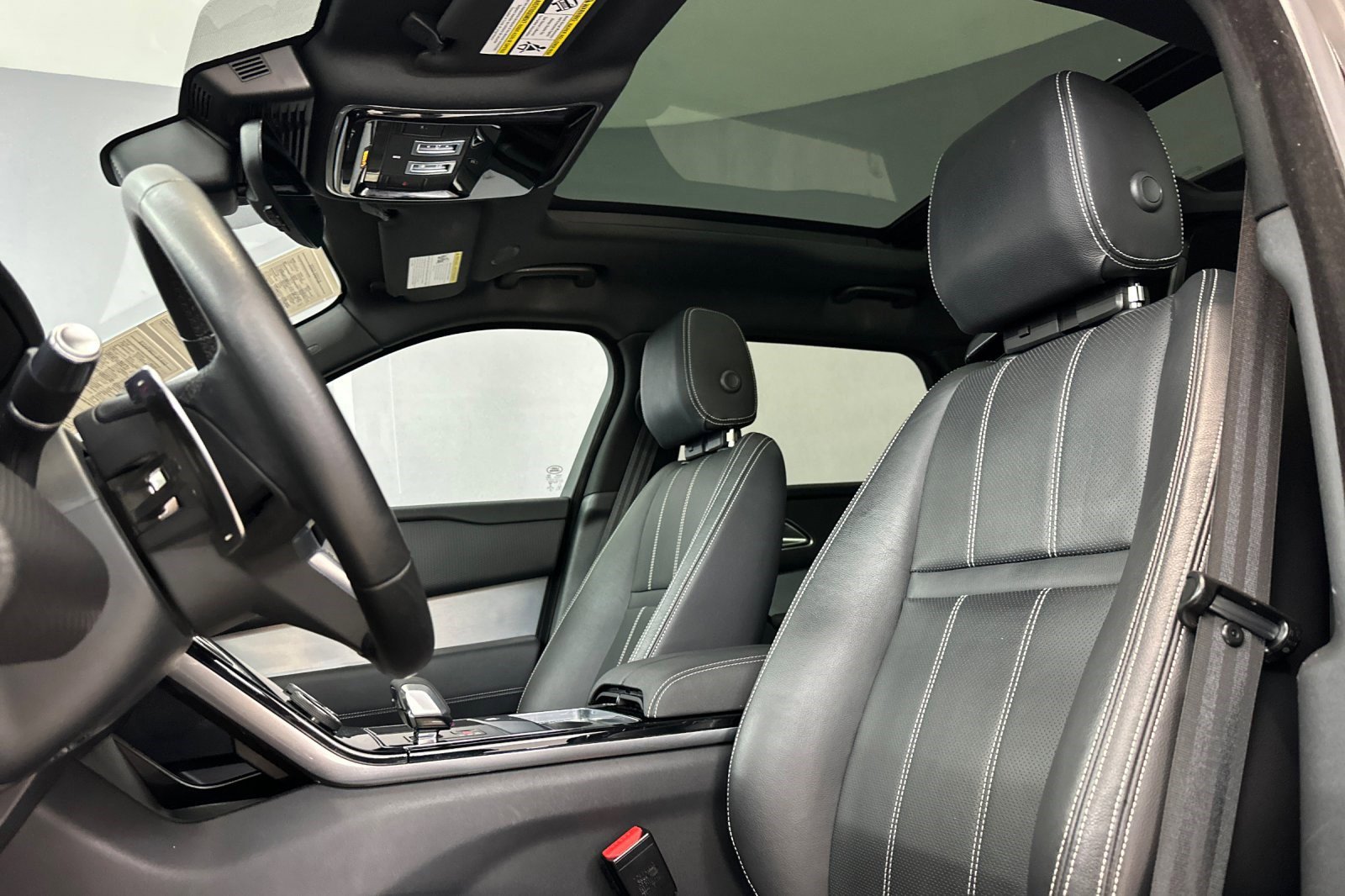 Used 2023 Land Rover Range Rover Velar R-Dynamic S image 5