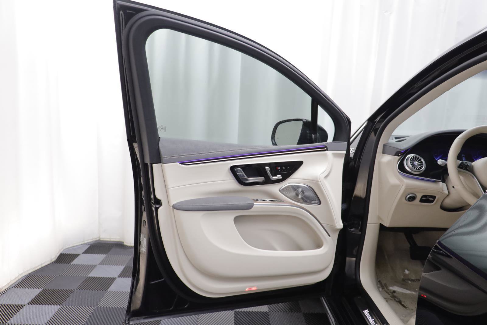 Used 2023 Mercedes-Benz EQS 580 4MATIC SUV image 4