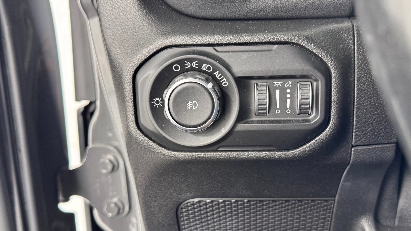 Used 2020 Jeep Wrangler Unlimited Sahara AWD/4WD image 33